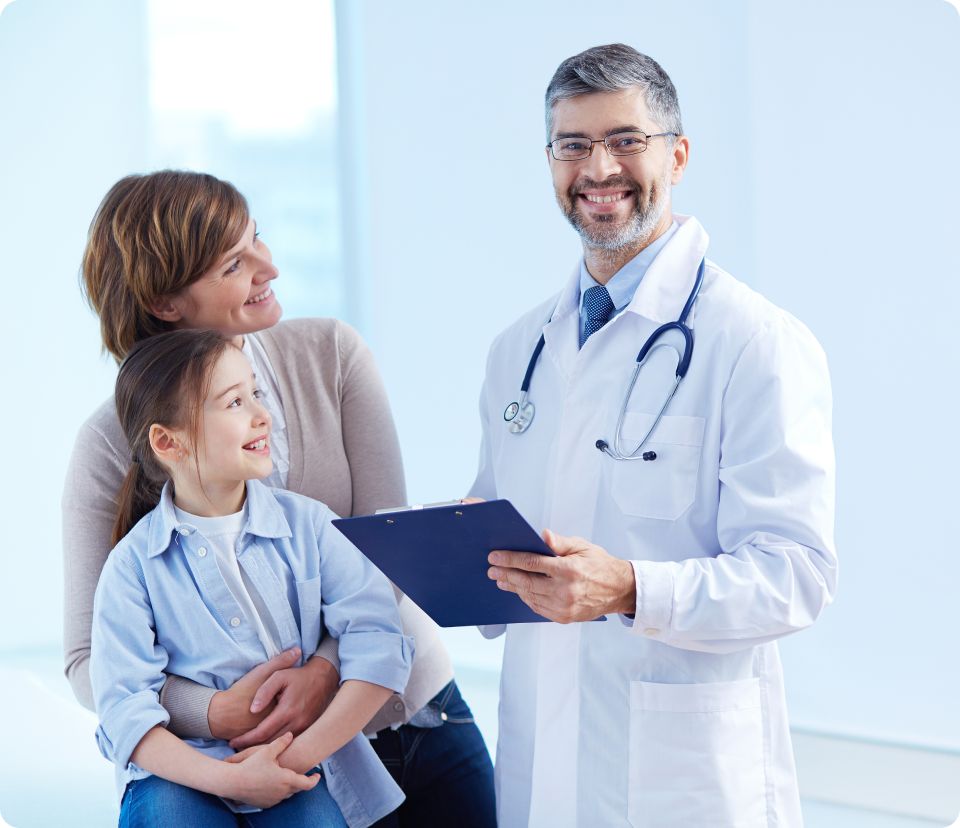 Doutor sorrindo segurando prancheta atendendo pacientes